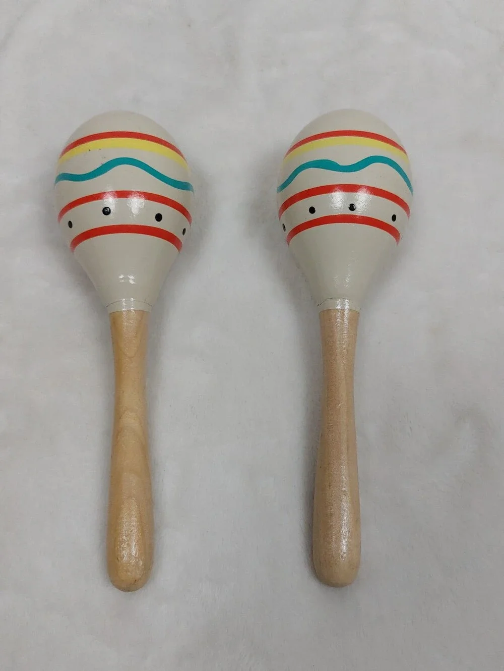 WHITE PAINTED FESTIVE WOODEN PLAY PRETEND MUSICAL INSTRUMENT SHAKER MARACAS (2)